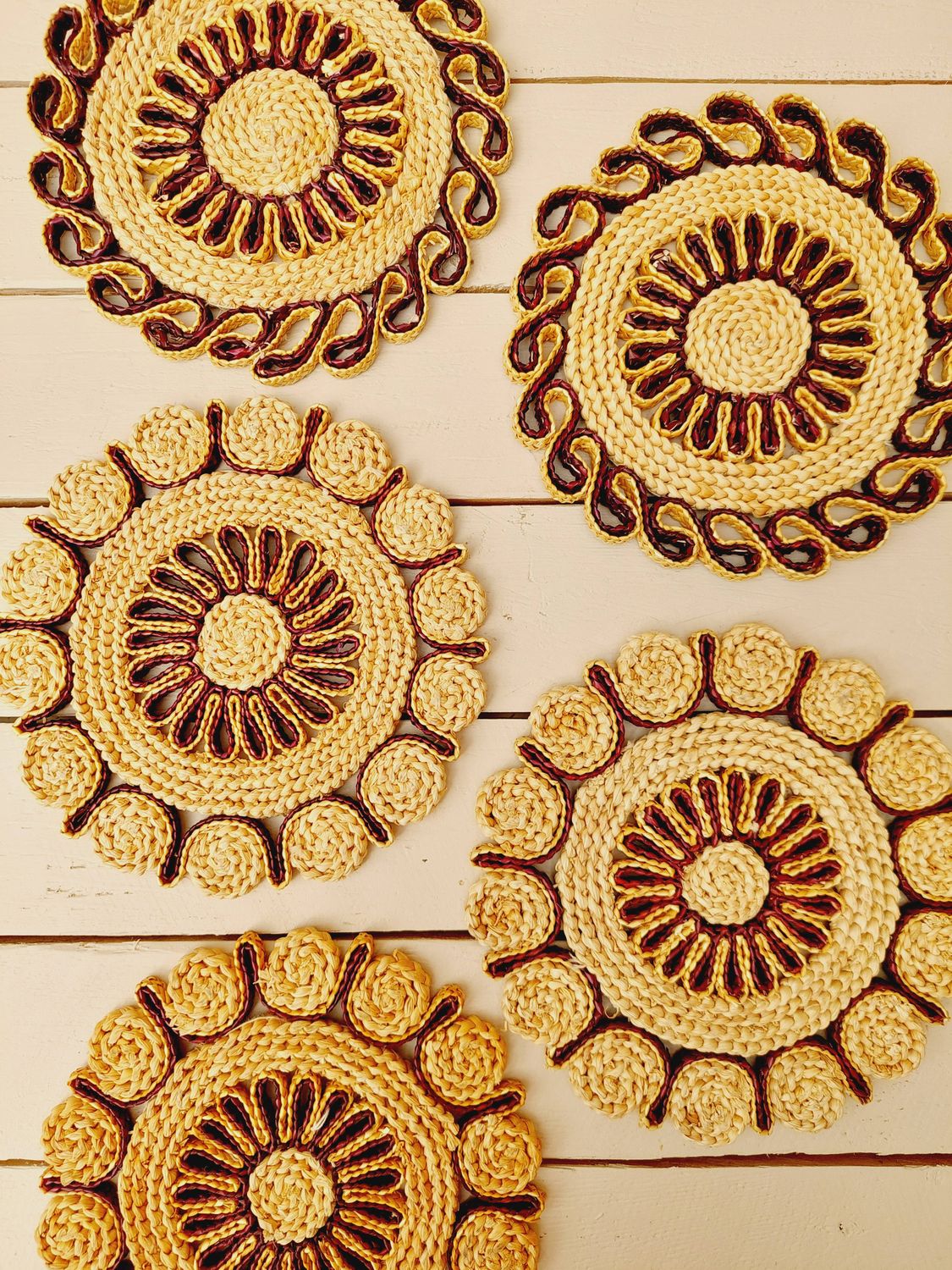 Vintage rieten onderzetter uit de jaren 70/80 voor potten en pannen – retro tafelaccessoire - set van 5