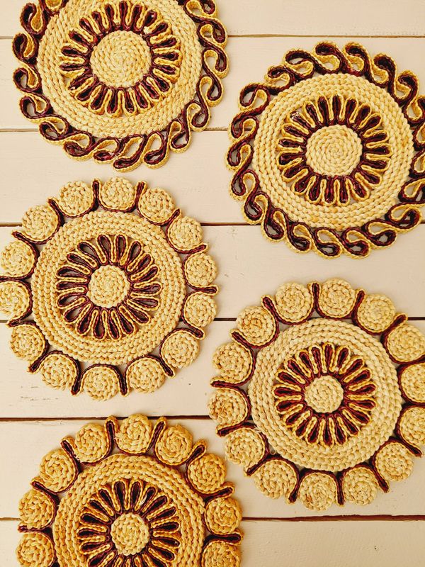 Vintage rieten onderzetter uit de jaren 70/80 voor potten en pannen – retro tafelaccessoire - set van 5