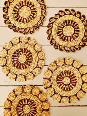 Vintage rieten onderzetter uit de jaren 70/80 voor potten en pannen – retro tafelaccessoire - set van 5