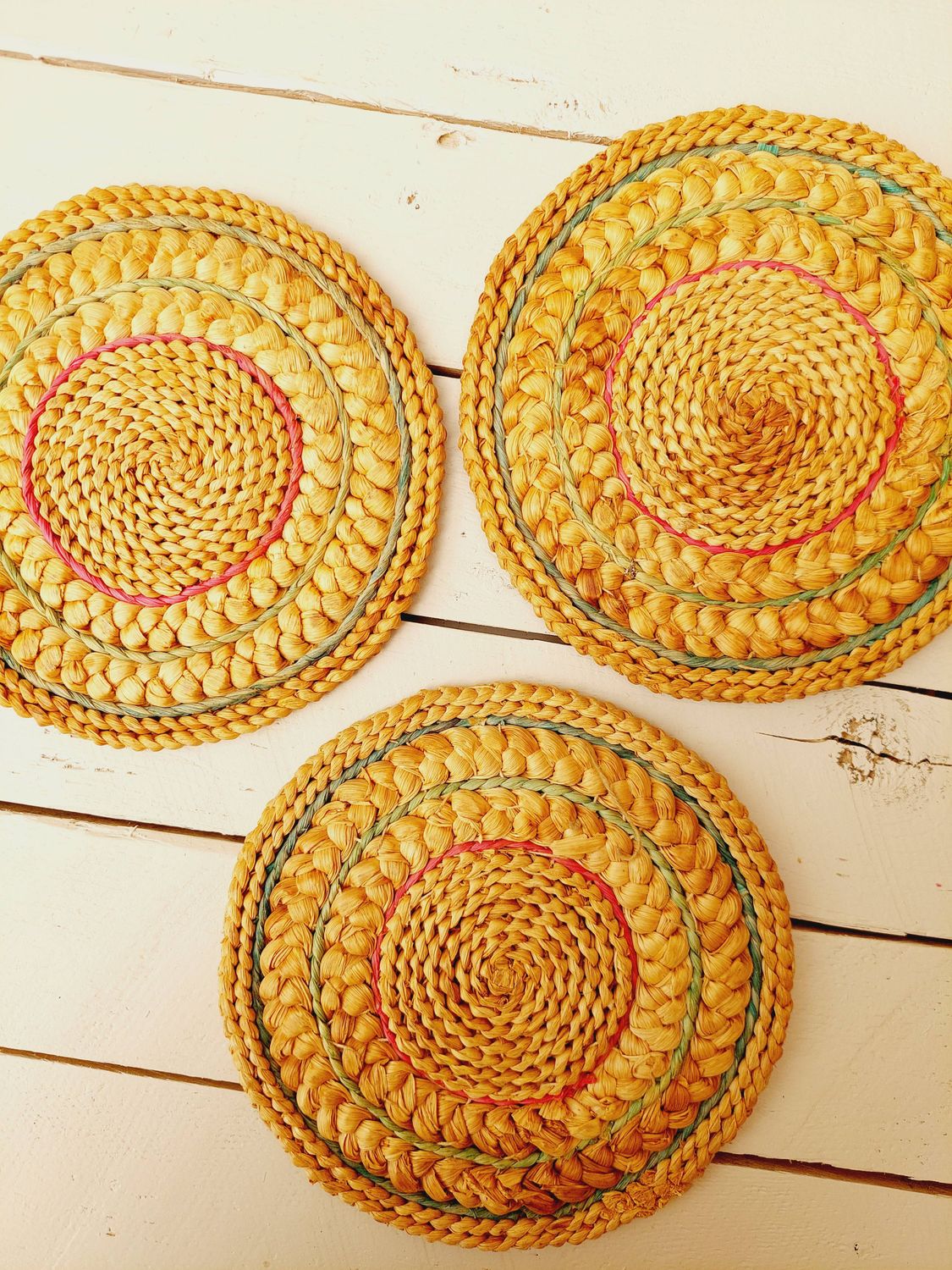 Vintage ronde raffia onderzetter uit de jaren 70/80 voor potten en pannen – retro tafelaccessoire - set van 3
