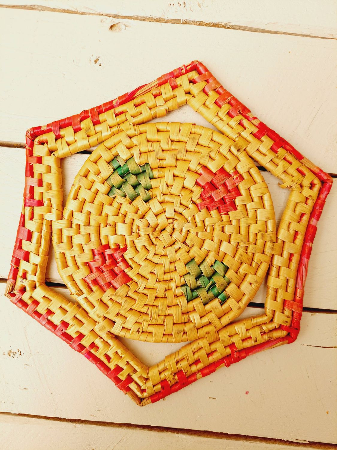 Vintage zeshoekige raffia onderzetter uit de jaren 70/80 voor potten en pannen – retro tafelaccessoire