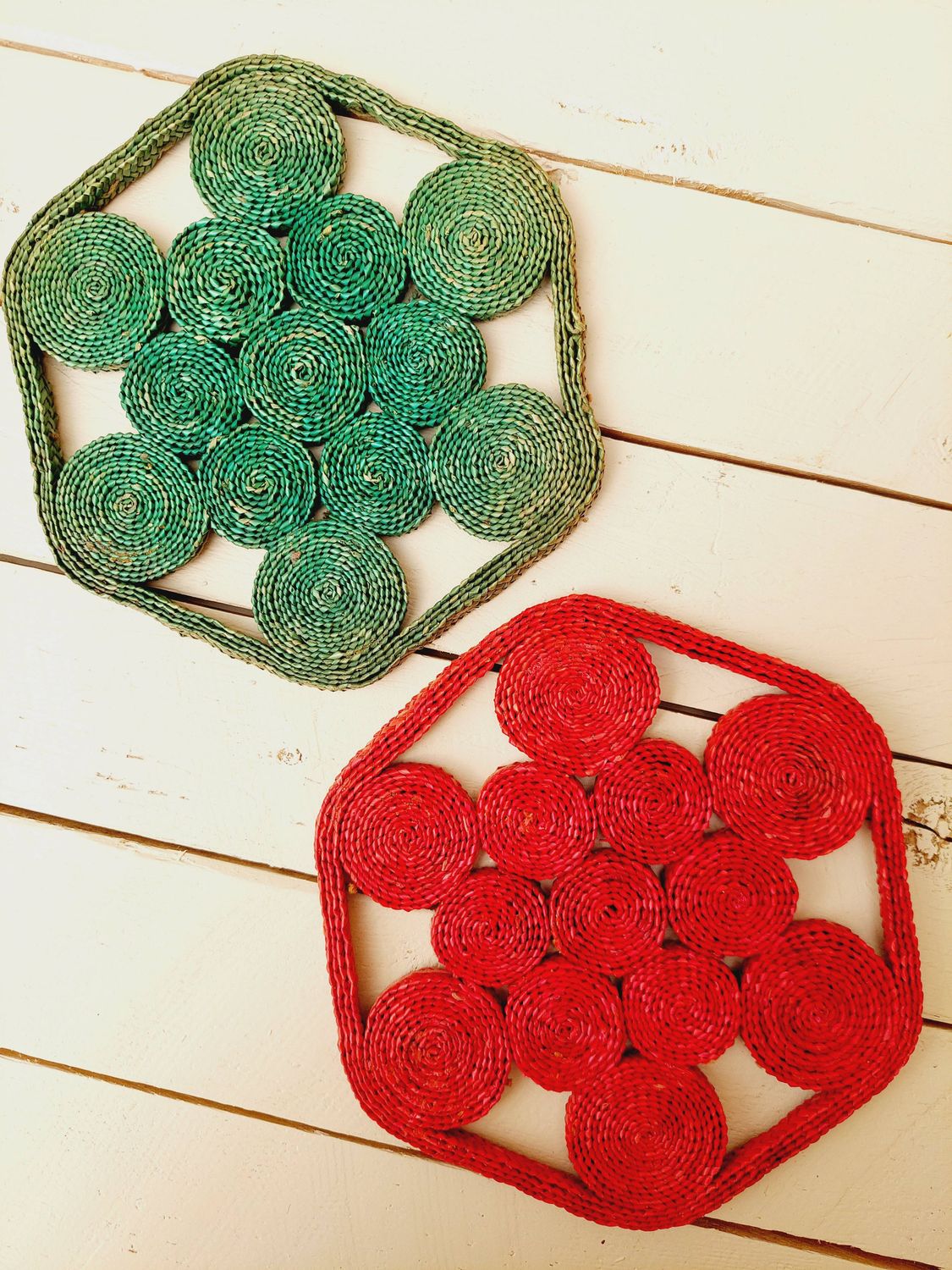 Vintage zeshoekige rieten onderzetters uit de jaren 70/80 voor potten en pannen – retro tafelaccessoire - set van 2