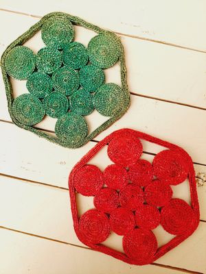 Vintage zeshoekige rieten onderzetters uit de jaren 70/80 voor potten en pannen – retro tafelaccessoire - set van 2