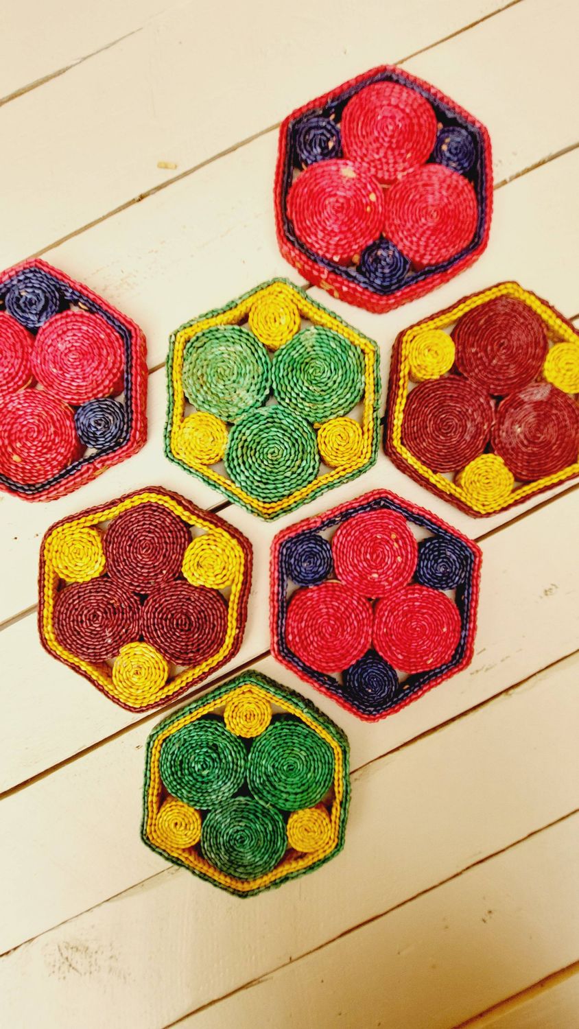 Vintage zeshoekige rieten onderzetters uit de jaren 70/80 voor glazen – retro tafelaccessoire - set van 6