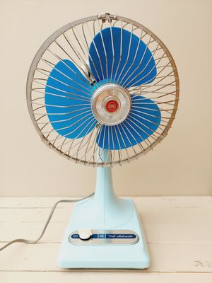 Retro Japanse tafelventilator KDK – blauw metalen design uit de jaren 60/70