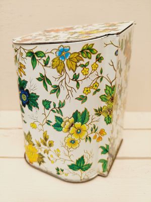 Vintage Engels blik met schuine bovenkant, beige met bloemendecoratie
