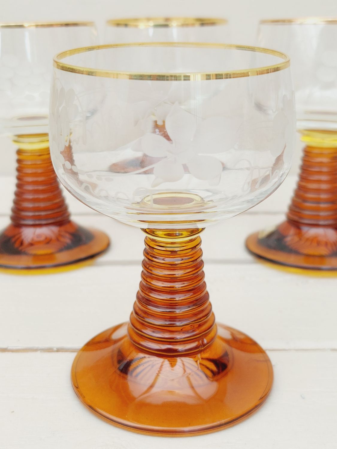 Roemer-likeurglazen met geribbelde voet in amberkleurig glas, set van 4