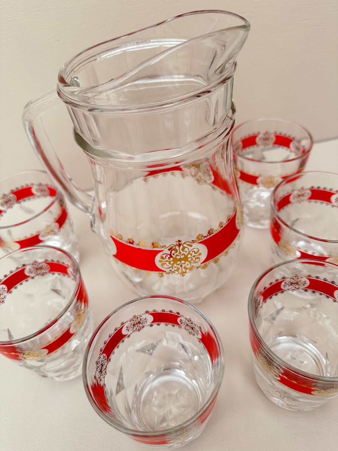 Italiaanse vintage karaf en glazen set - rood en gouden decoratie - Jaren 70 Italiaans design