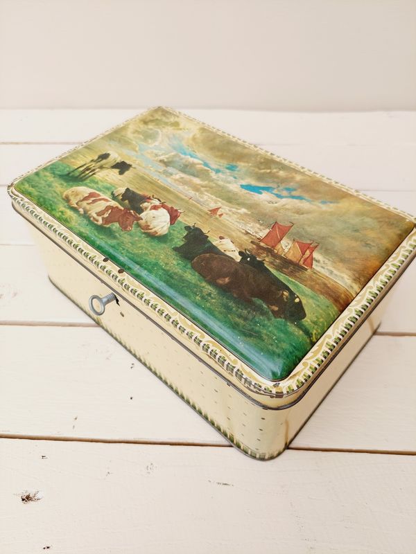 Vintage blik met zeelandschap, zeilschepen en koeien