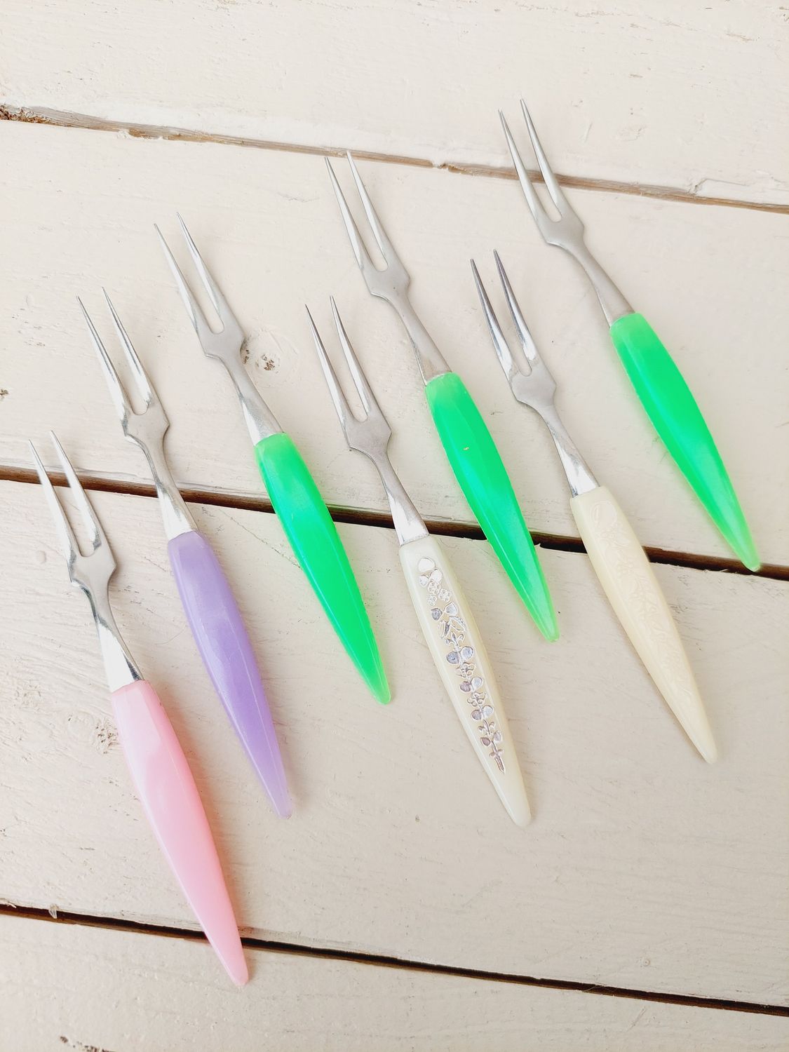 Cocktailvorkjes met elegant kunststof handvat in beige, groen, paars een roze - set van 7