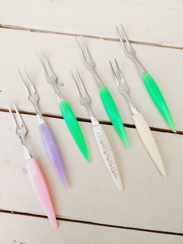 Cocktailvorkjes met elegant kunststof handvat in beige, groen, paars een roze - set van 7