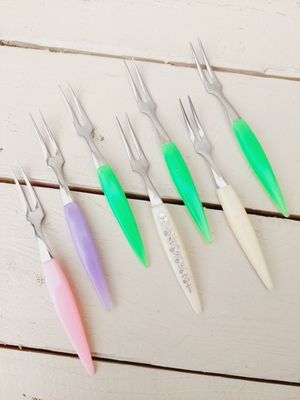 Cocktailvorkjes met elegant kunststof handvat in beige, groen, paars een roze - set van 7