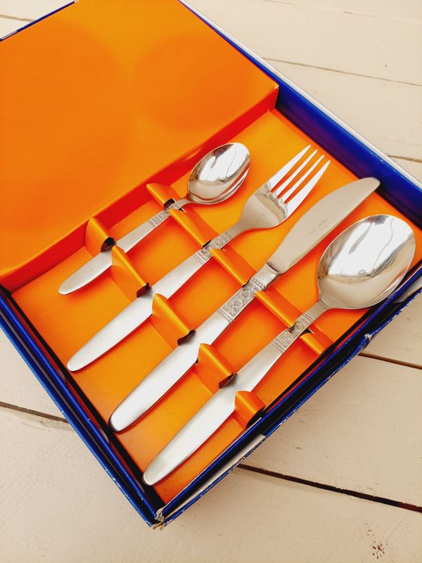 Vintage bestekset voor 6 personen - Gracia - lepeltje, vork, mes, soeplepel - 24-delig, RVS
