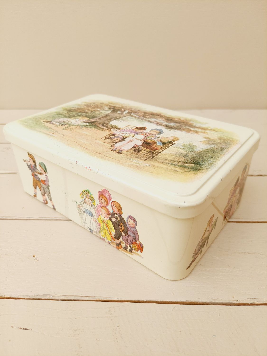 Vintage Massily blik met kinderen – Frans opbergblik met illustraties