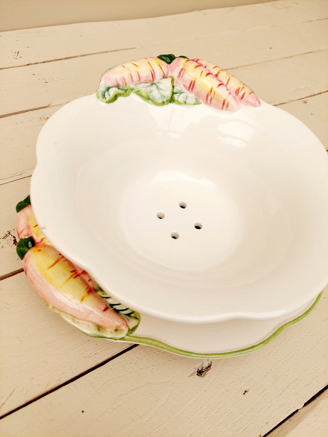 Vintage fruittest in beige keramiek – met wortelreliëf en handgeschilderde details