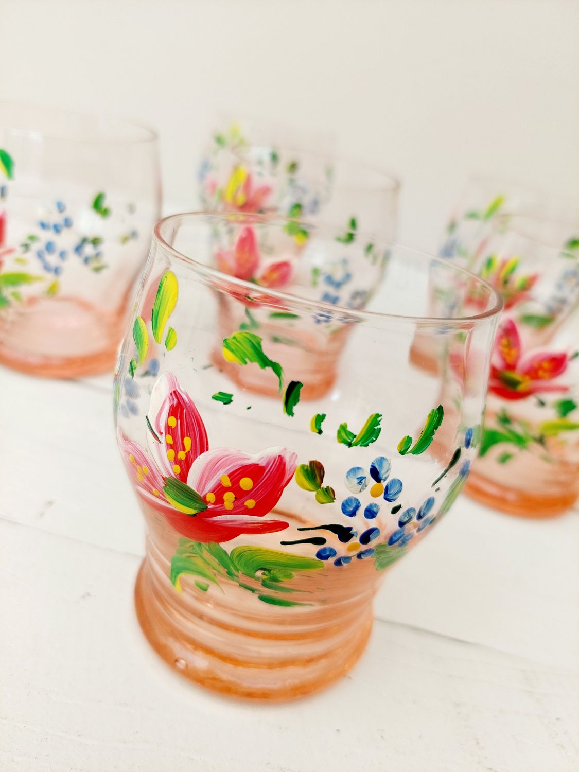 Vintage roze drinkglazen van persglas – met handgeschilderde bloemen, set van 6