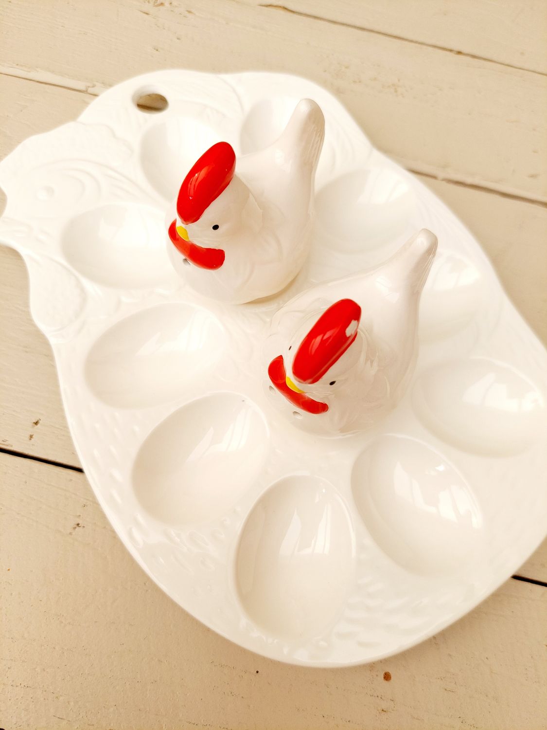 Witte vintage eierschotel met peper- en zoutstel in de vorm van kipjes – voor 10 eieren