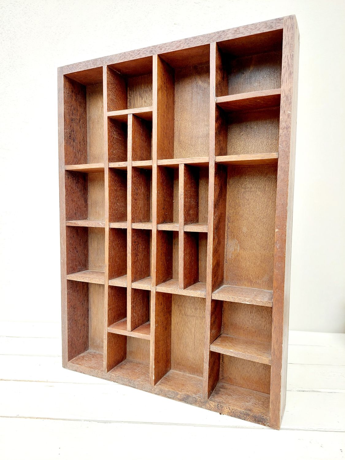 Vintage houten letterbak – 42×30 cm – wandrek met vakjes