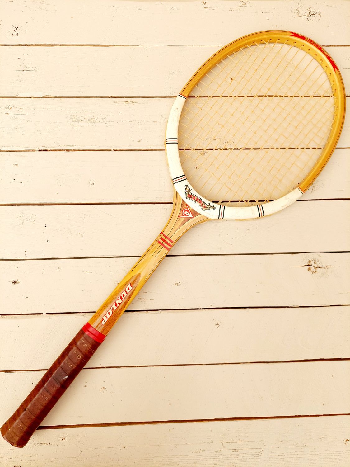 Vintage houten tennisracket Dunlop Maxply – retro sportdecoratie