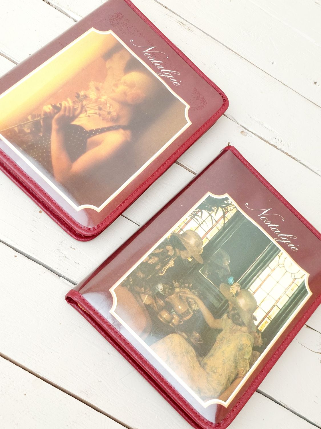 Vintage pennenetui met Faber-Castell potloden, pennen en liniaal – rood, rits sluiting, met nostalgische prent