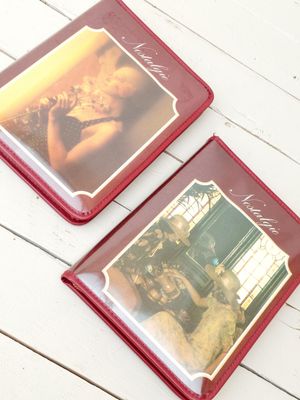 Vintage pennenetui met Faber-Castell potloden, pennen en liniaal – rood, rits sluiting, met nostalgische prent