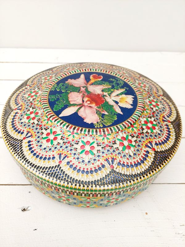 Vintage kralenblik - retro opbergblik met decoratief kralenmotief