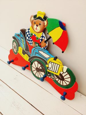 Kinderkapstok hout met beer in oldtimer - vrolijk vintage wanddecoratie - 4 haken
