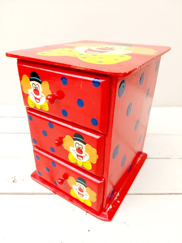 Klein houten ladekastje Clown - rood met blauwe stippen - 3 lades