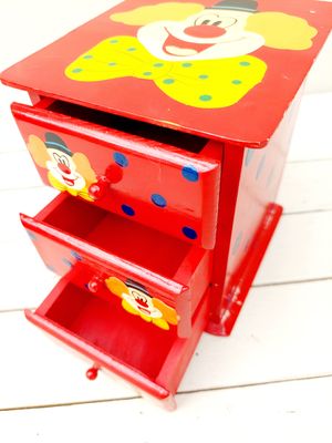 Klein houten ladekastje Clown - rood met blauwe stippen - 3 lades