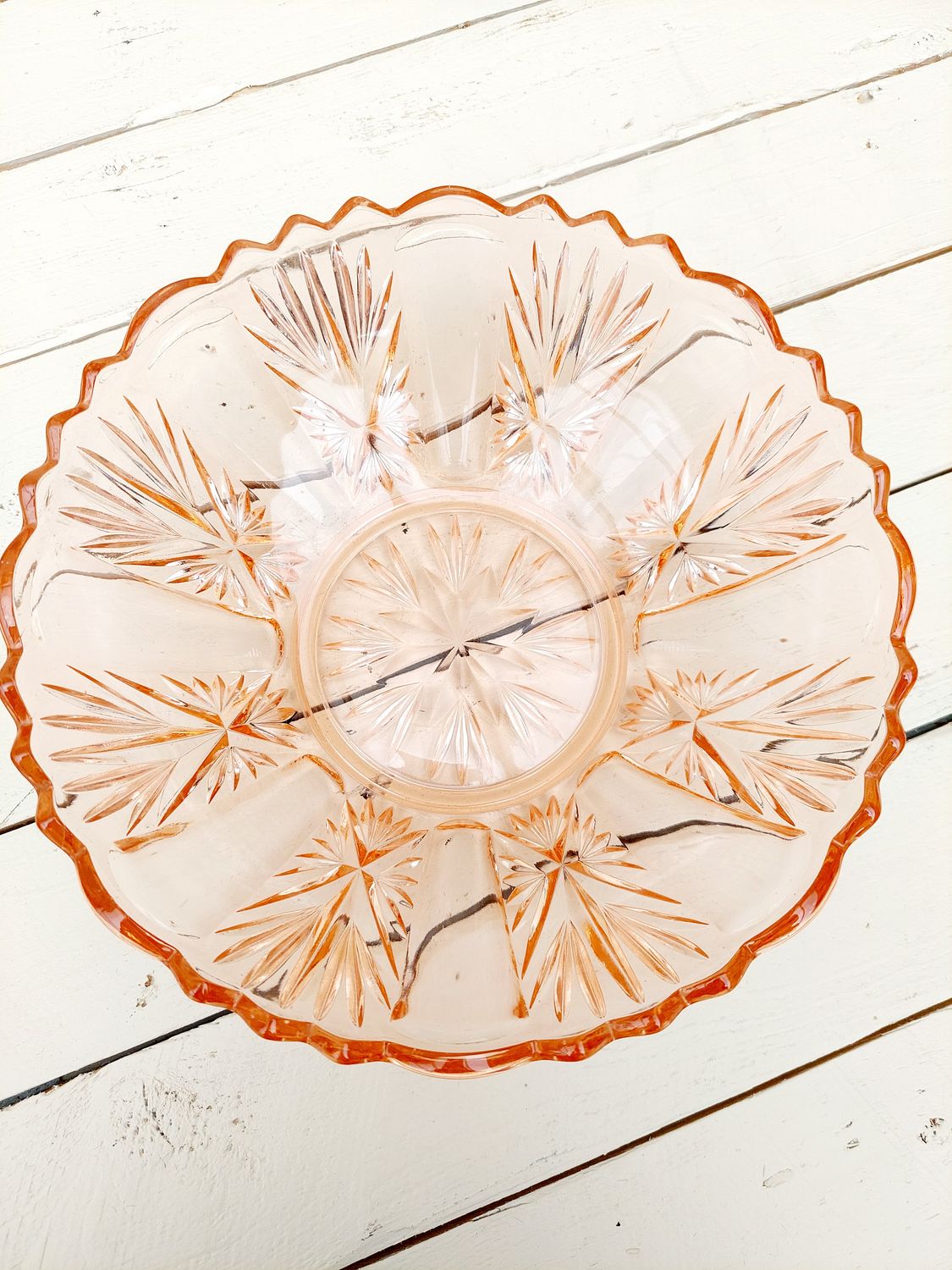 Kom in geslepen roze persglas - 23 cm  - Vintage Art Deco stijl met geslepen motief
