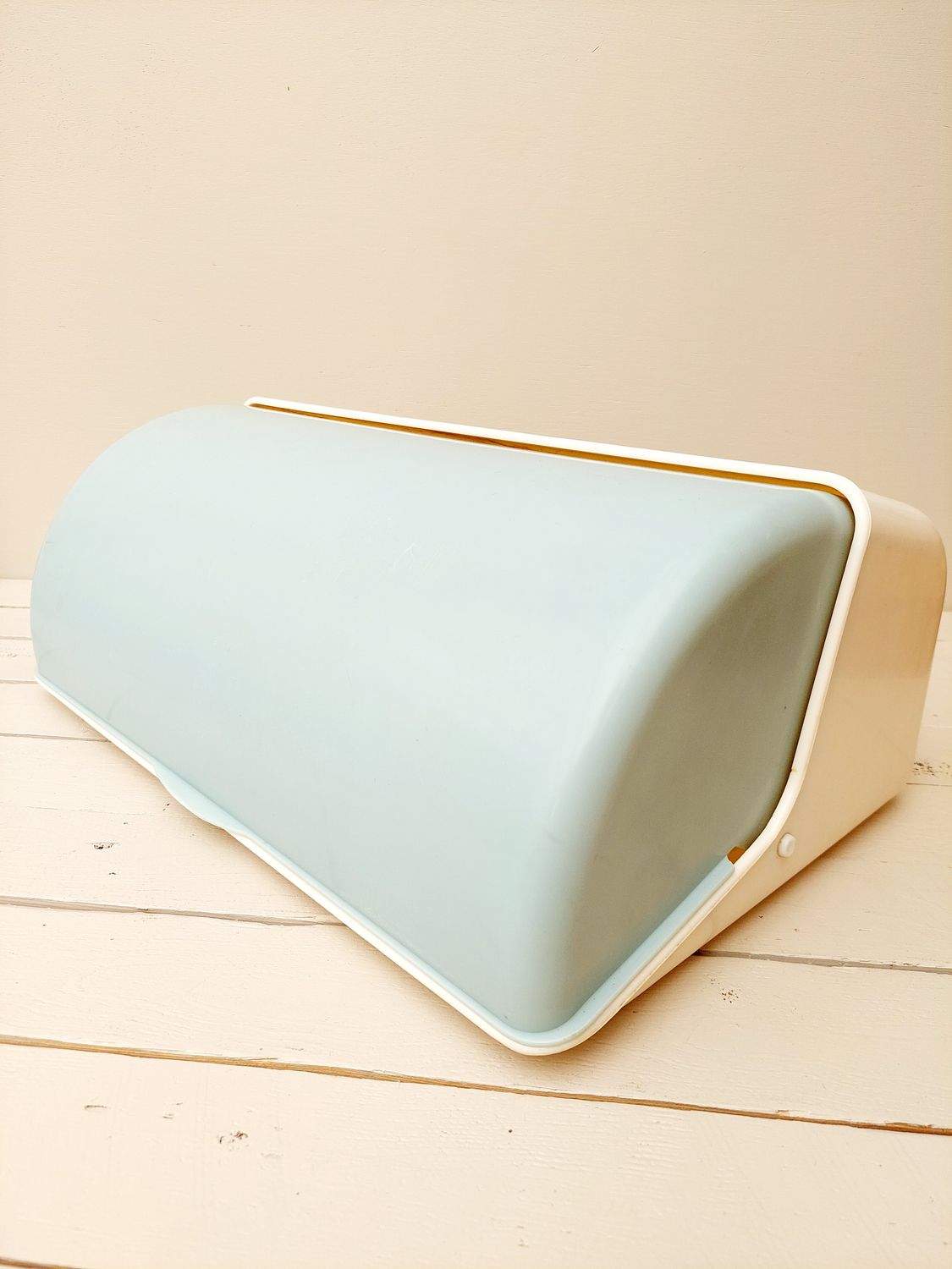 Vintage broodtrommel Curver - lichtblauw deksel en beige bak