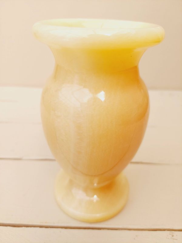 Vaasje in marmer / onyx - breed model met bolle buik