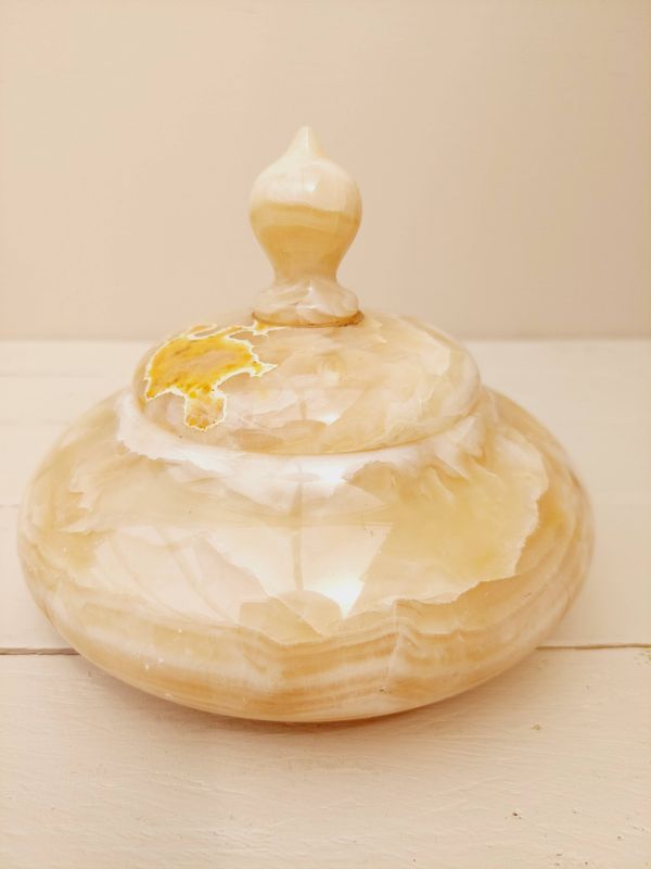 Dekselpot in marmer / onyx - rond met sierlijke vorm