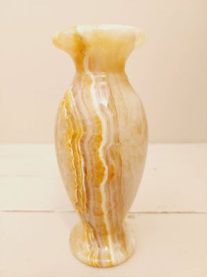 Vaasje in marmer /onyx met bolle buik