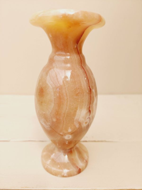 Vaasje in marmer / onyx met bolle buik