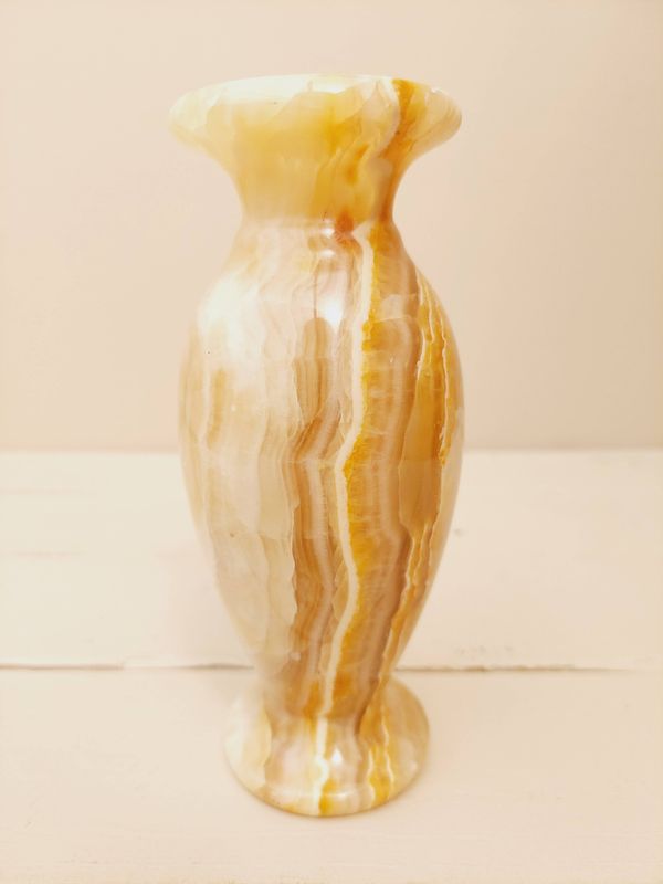 Vaasje in marmer /onyx met bolle buik