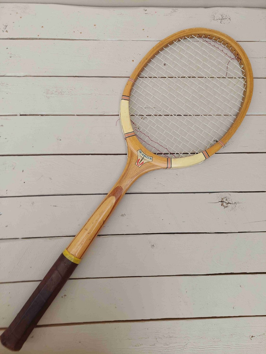 Vintage houten tennisracket Ikaros Champion – retro sportdecoratie