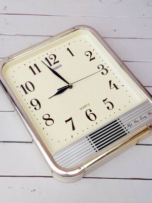 Vintage wandklok Adelco - Quartz klok - lichtgeel kunststof