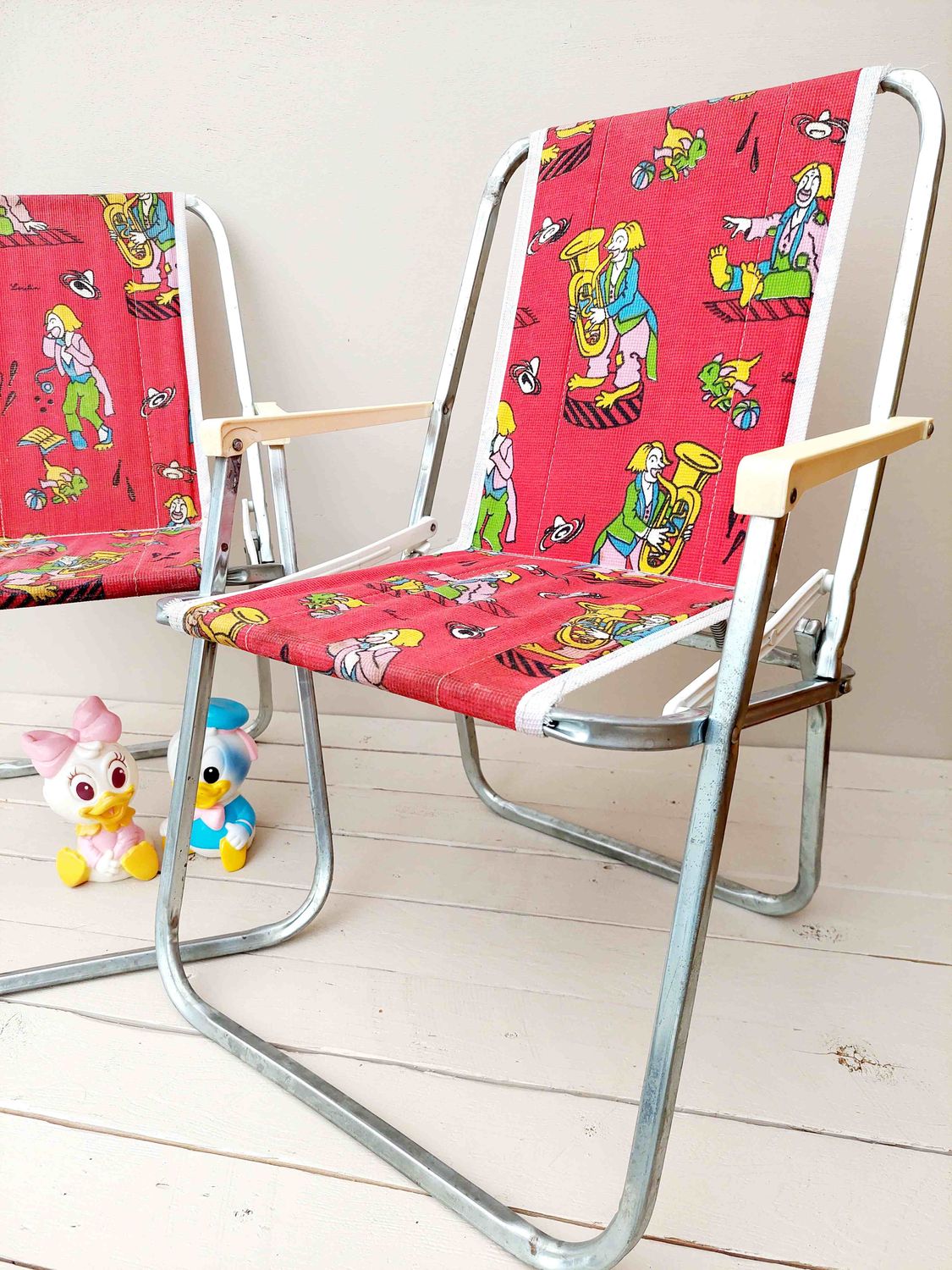 Vintage kinderstoelen / camping stoelen - vintage klapstoelen met rood stoffen zitvlak met muzikanten / clowns - set van 2