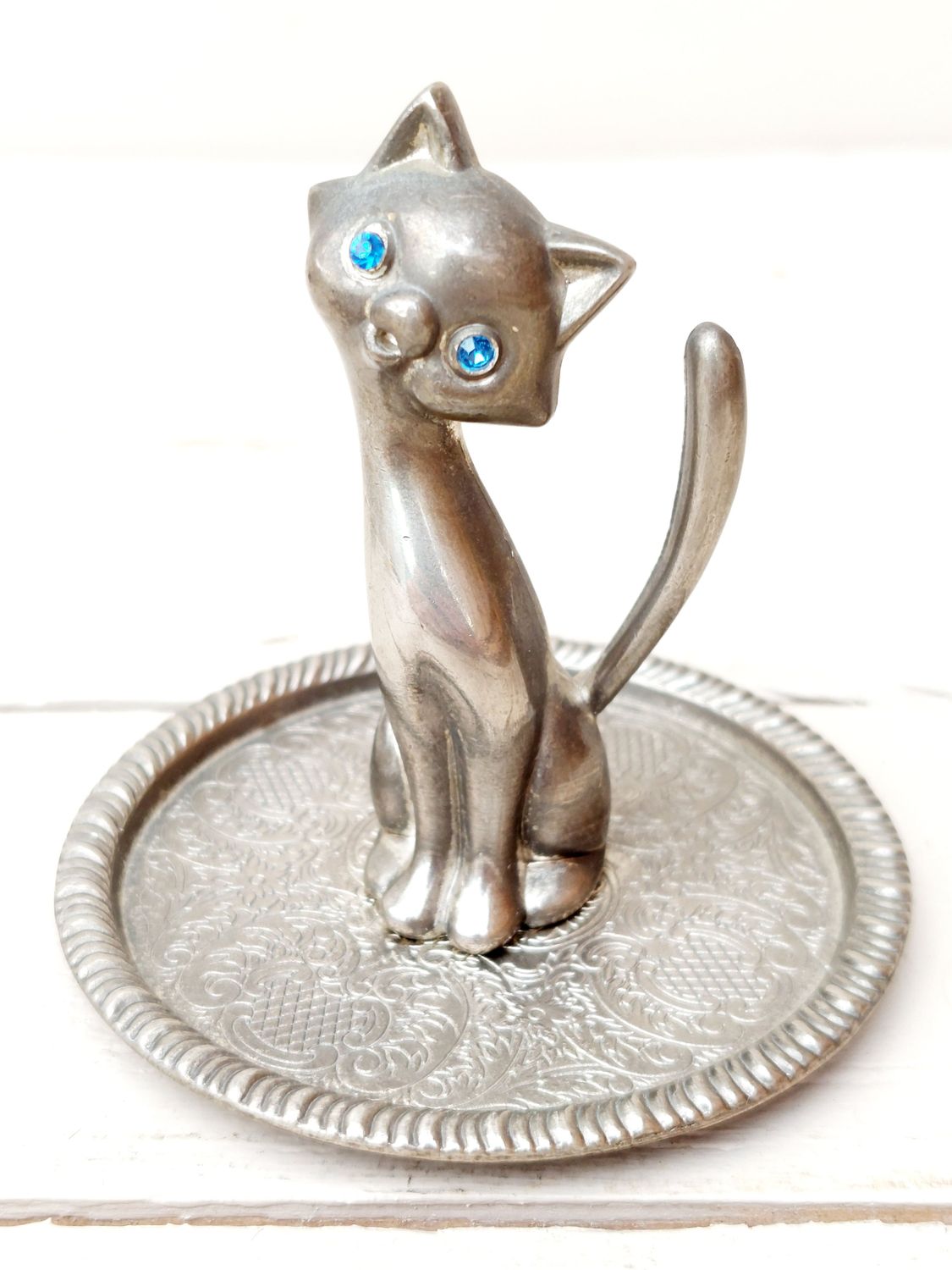 Vintage ringenhouder – verzilverde kat met blauwe ogen op siertray