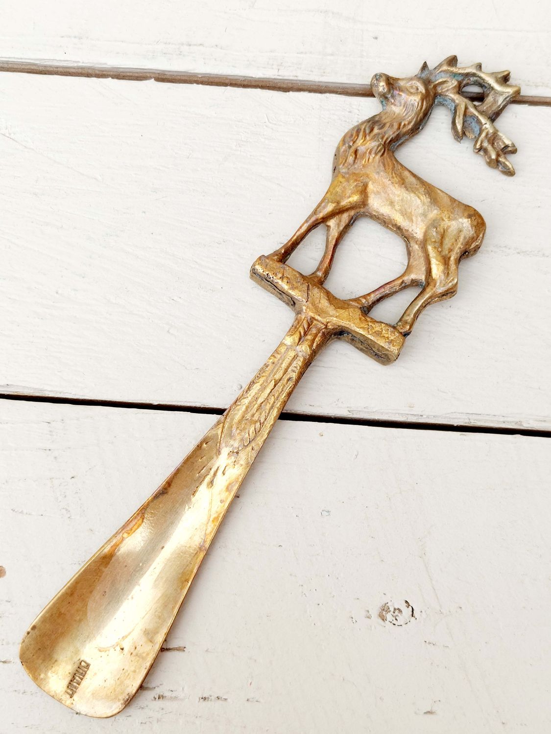 Vintage messing schoenlepel - edelhert motief - decoratief en functioneel