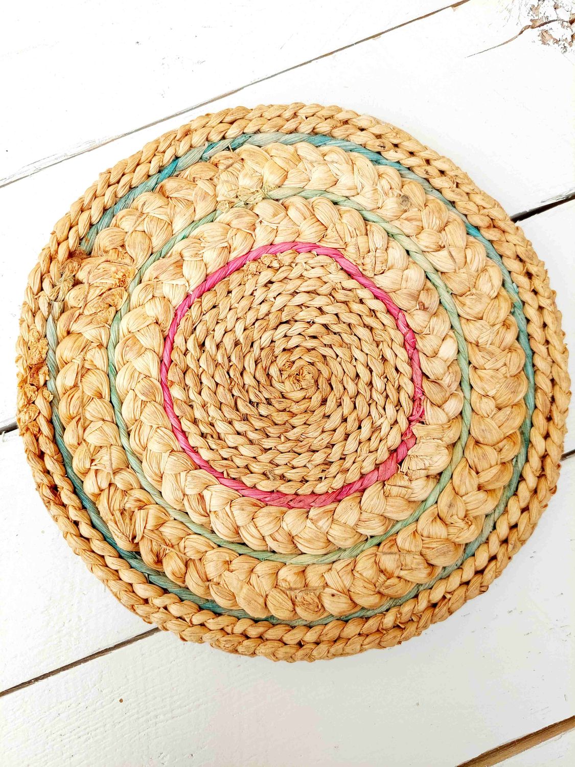Vintage ronde raffia onderzetter uit de jaren 70/80 voor potten en pannen – retro tafelaccessoire