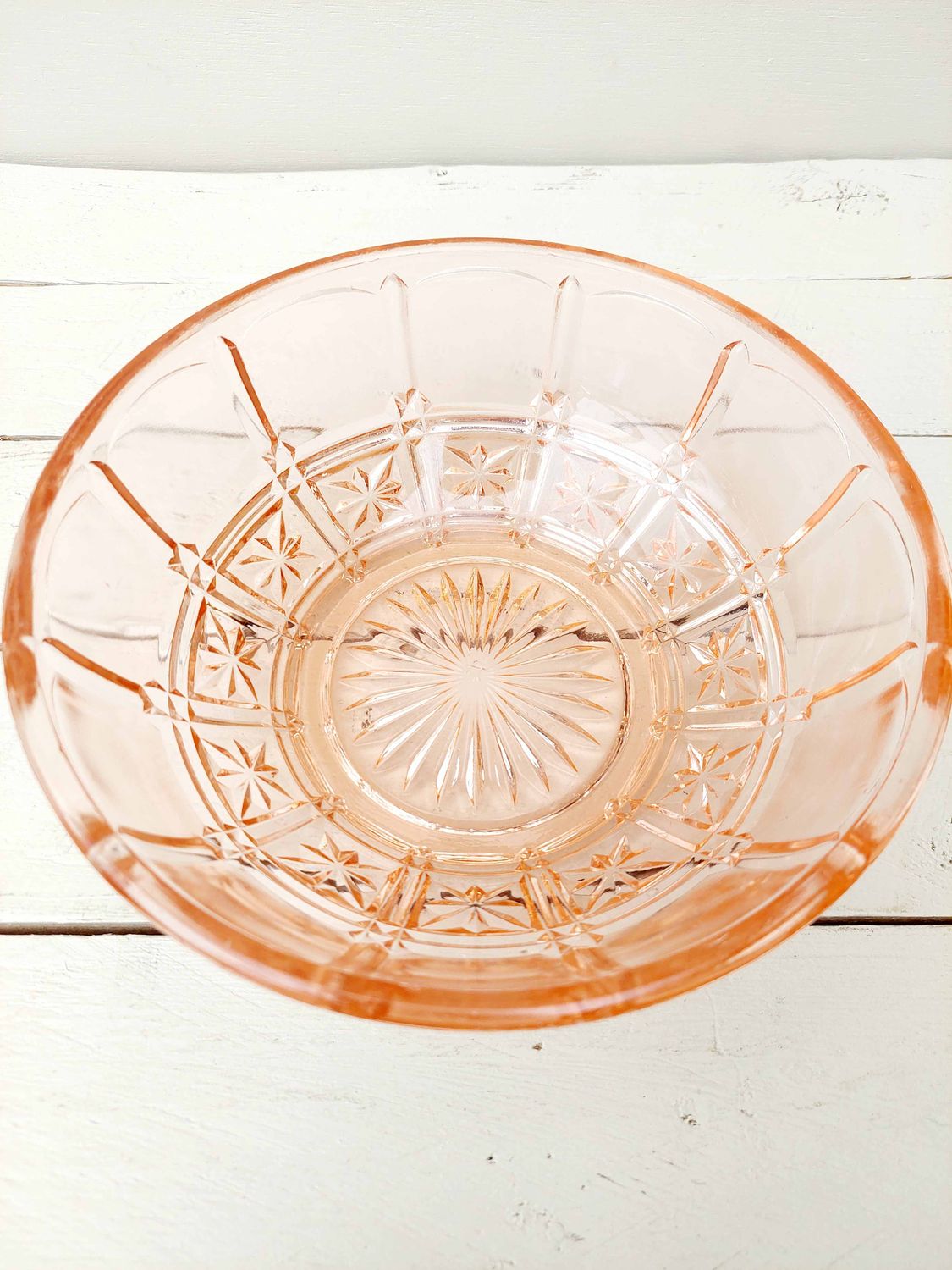 Kom in geslepen roze persglas - 19 cm  - Vintage Art Deco stijl met geslepen motief