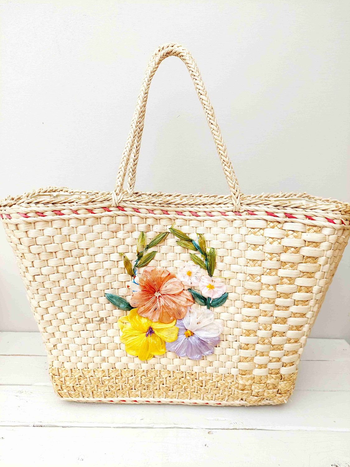 Rieten shopper met kleurrijke raffia bloemen - bohemian strandtas / vintage vlechtwerk