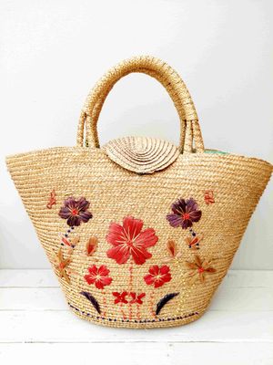 Vintage rieten shopper met geborduurde rode bloemen – grote boho strandtas