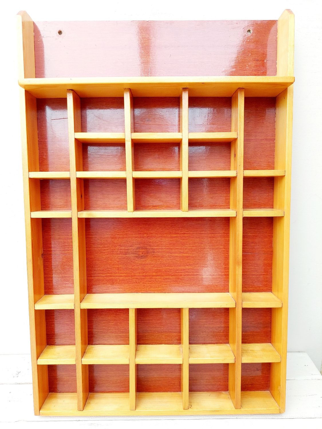 Vintage houten letterbak - wandrek voor miniaturen en curiosa
