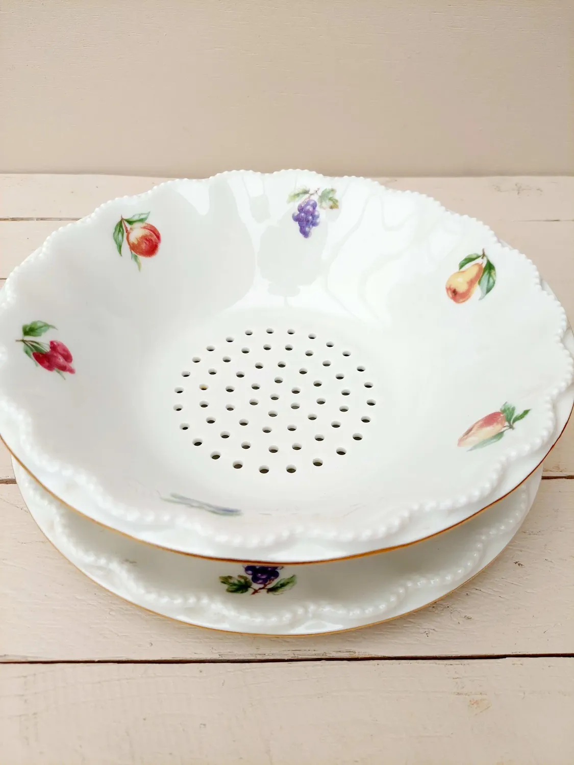 Vintage fruittest in wit porselein – met afbeeldingen van fruit, gouden rand en relëf in de rand