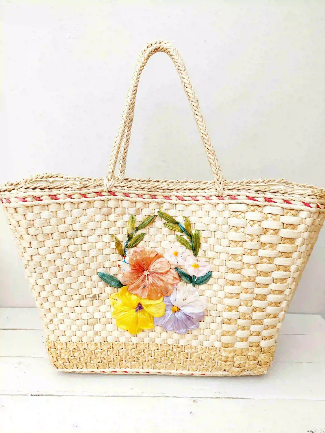 Rieten vintage shopper met kleurrijke raffia bloemen - bohemian strandtas / vintage vlechtwerk