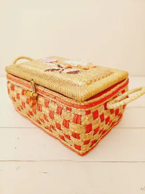 Vintage naaimand in rozerood en lichtbruin riet met raffia bloemen