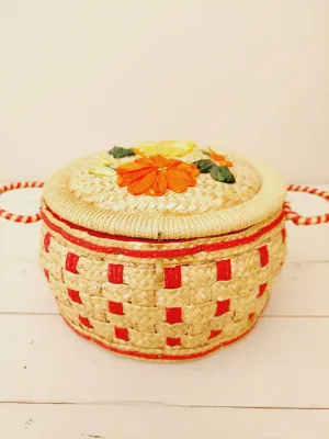 Vintage naaimand rond in rood en lichtbruin riet met raffia bloemen